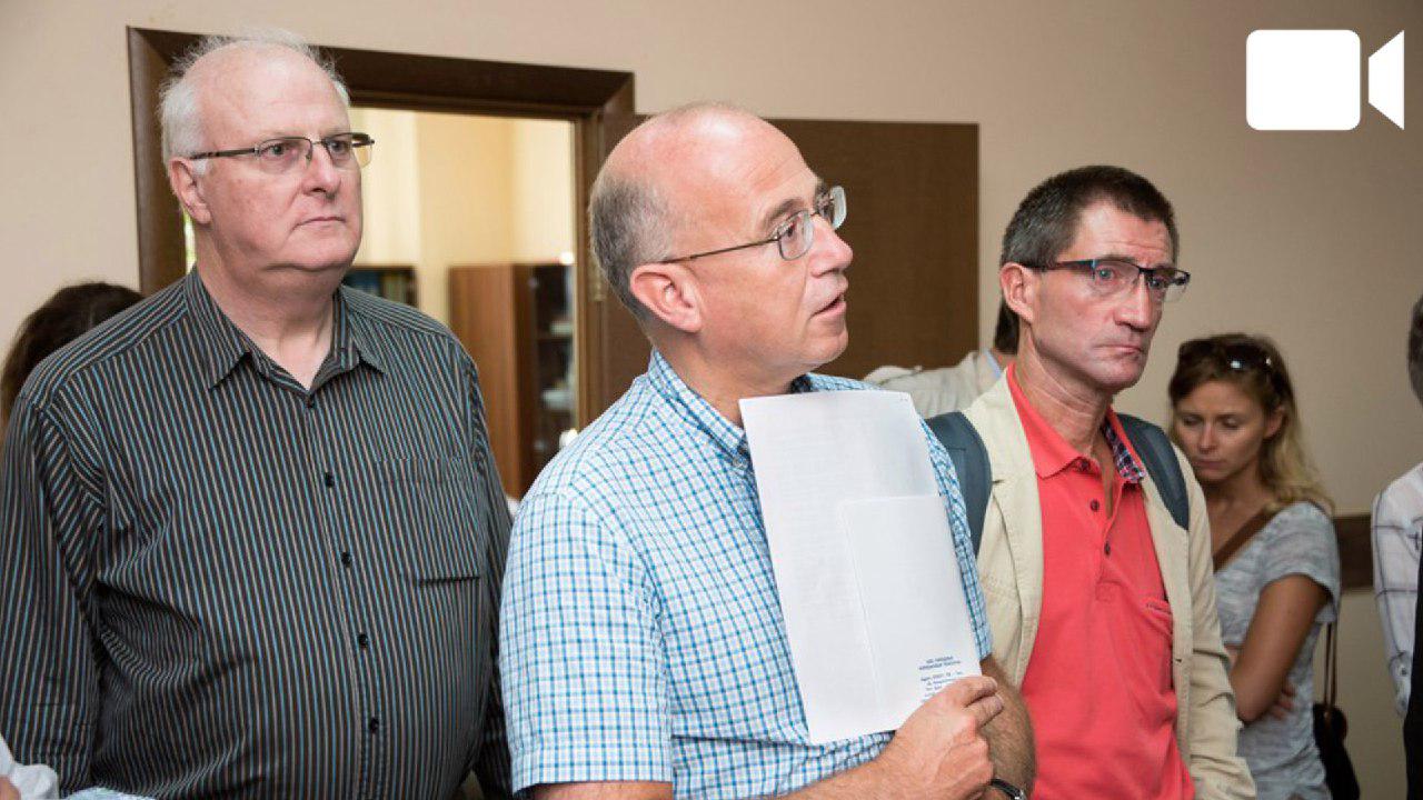 外国专家们了解了托国立纳米粒子的生产