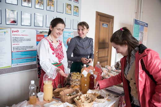 西伯利亚日（下午）：歌曲、木偶和俄罗斯本地人的工艺品