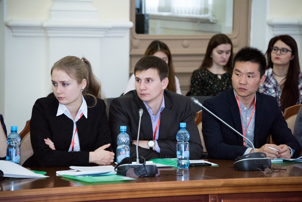 未来命运与中国紧密相关的学生齐聚在托国立的学术会议上