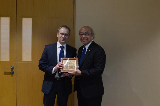 托国立为新加坡的学生制定长期的教育计划