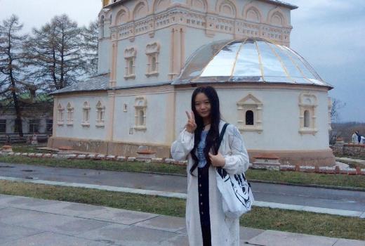 托国立来自中国的女学生建议通过绘画作品帮助学习俄语