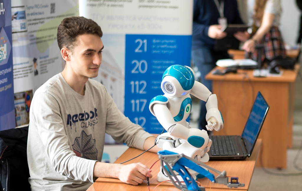 智能房子将保证人们的舒适性－自己打开烧水壶和灯