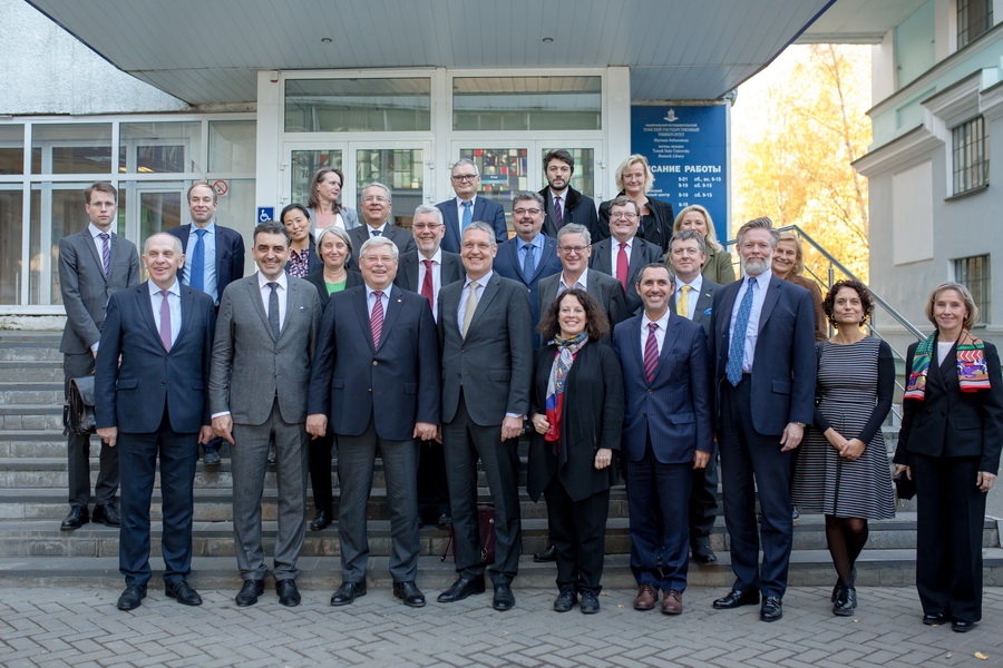 欧盟18个国家大使馆的代表团访问了托国立让·莫内中心
