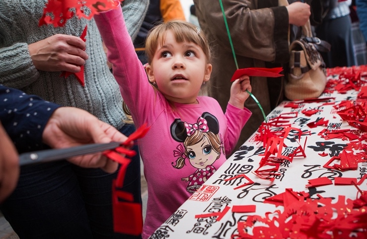 三岁的“大学生”成功地在托国立掌握了汉语