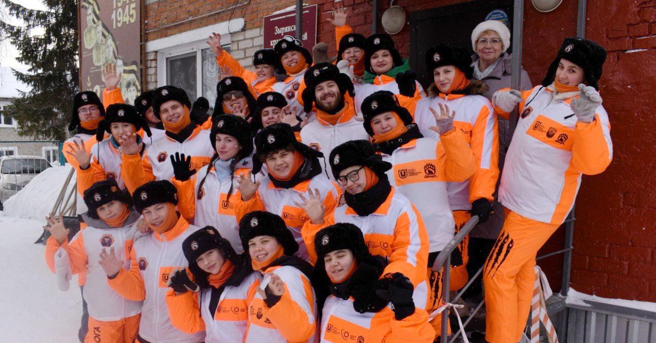 冬日关怀：托木斯克国立大学“雪地突击队”助老人扫雪