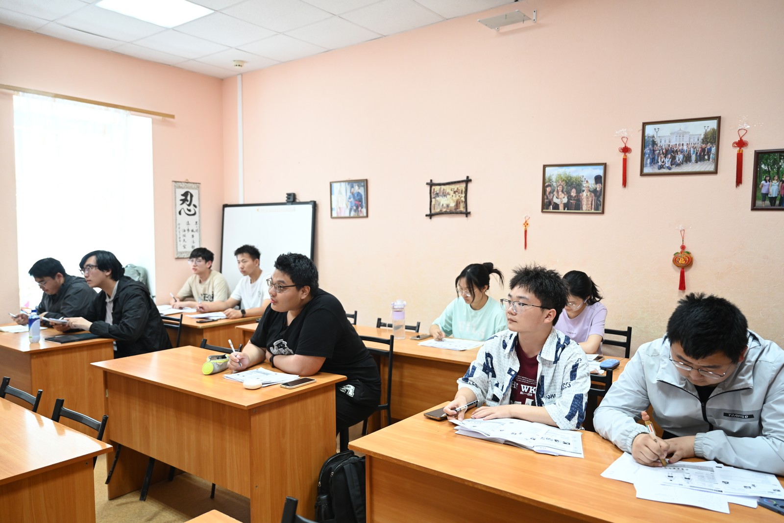 来自中国的工程专业学生在托木斯克国立大学开始学习俄语,为今后的学习生活做准备