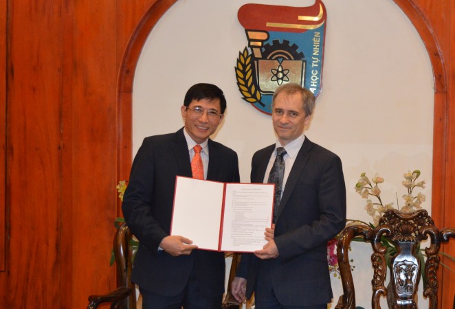 托木斯克国立大学与越南研究性科学大学签署加深相互了解的协议           