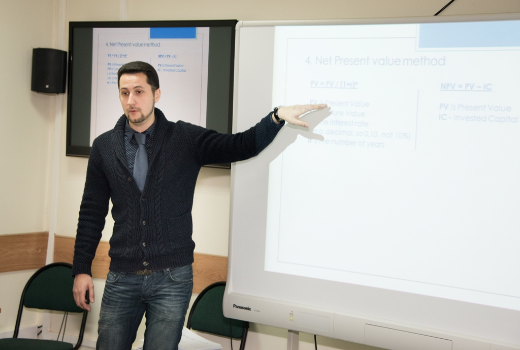 学生们希望水、食物和高品质的教育得到保障