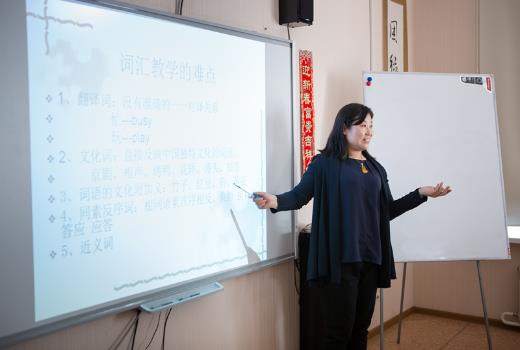 沈阳师范大学系主任在托国立开展教师培训工作