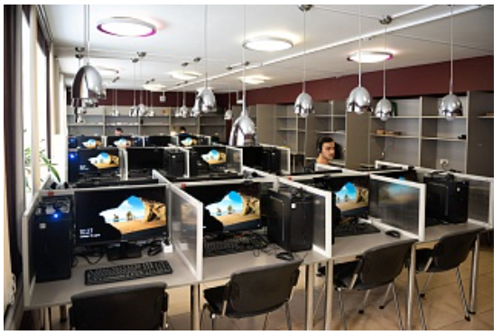 托国立宿舍开设了三个用于在线学习的计算机教室