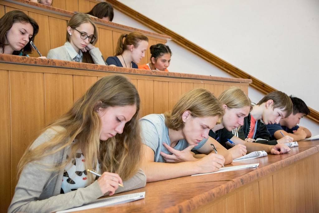 托国立200个新生将学习英语项目的课程