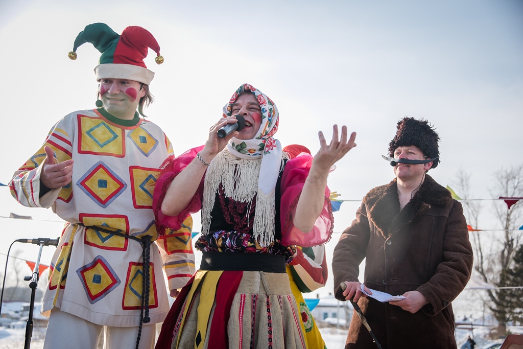 托国立的谢肉节：拉拉队表演、稻草人“游行”和民众的圆圈舞