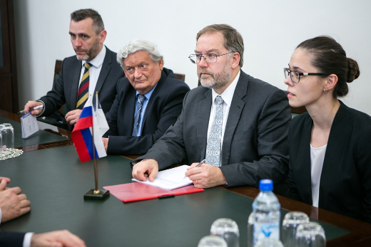 托国立校长与英国外交部顾问讨论合作事宜