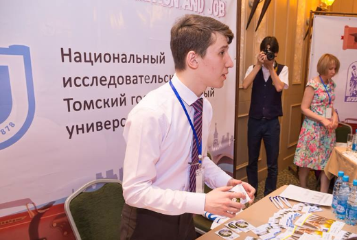 4000名中学生对在塔什干展览上呈现的托国立专业感兴趣