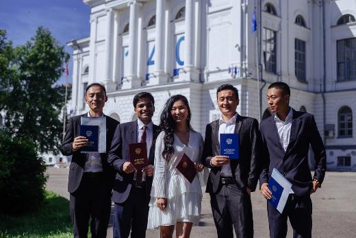 来自印度和保加利亚的学生首次获得托国立的毕业证书