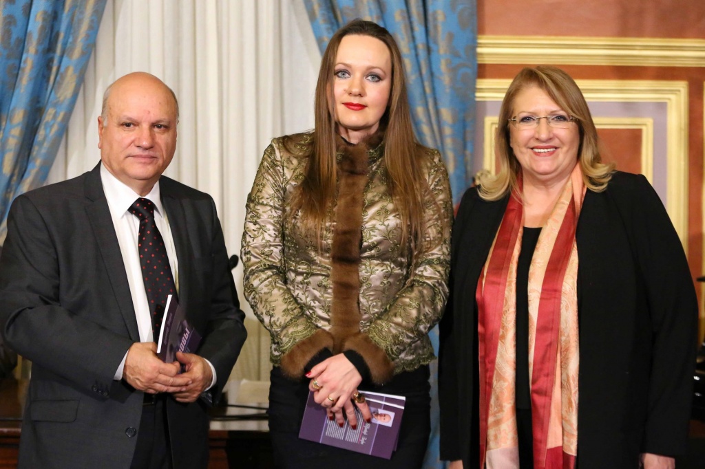 托国立女毕业生向马耳他总统介绍了俄语翻译的书籍