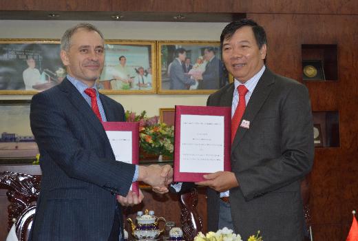 托国立拓展了与越南高校的合作