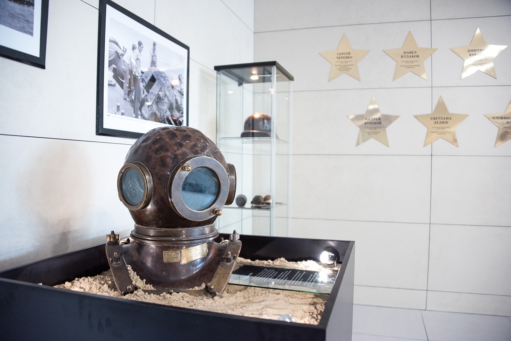 在《星星》举办了献礼托国立潜水俱乐部的展览开幕仪式