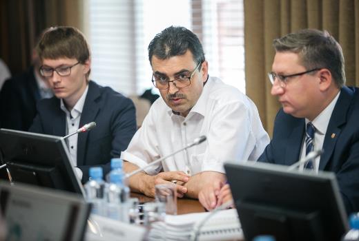 托国立校长向副部长介绍转化医学项目