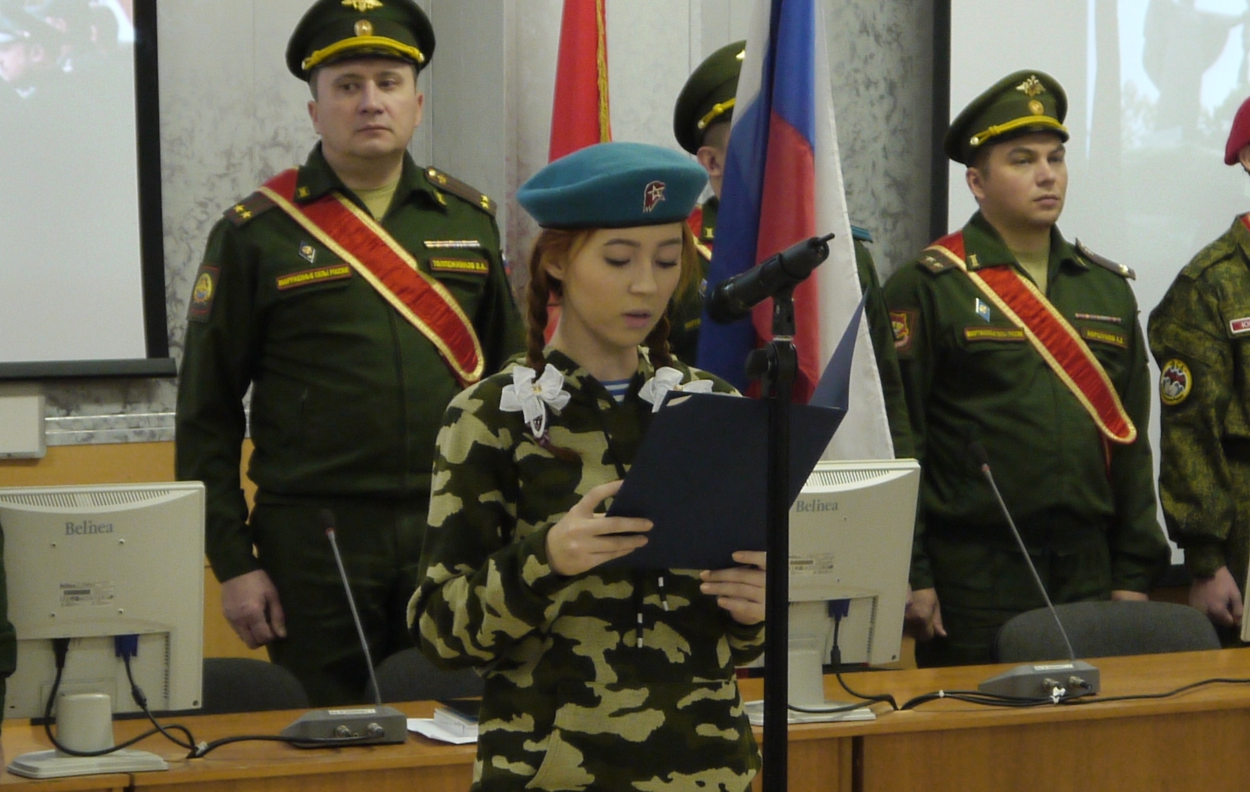 托木斯克45名中学生在军事教育学院宣誓成为童子军