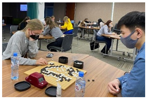 经济管理学院大一新生们在“队长竞赛”中赢得了围棋比赛，并将入围决赛