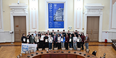 向2025年捐赠基金奖学金获得者颁发证书